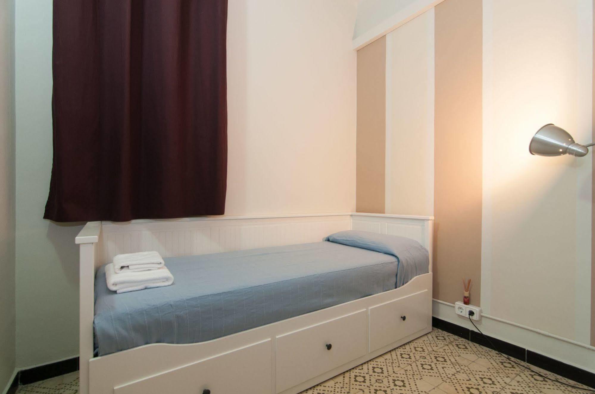 Bbarcelona Sagrada Familia Garden Apartment Bagian luar foto
